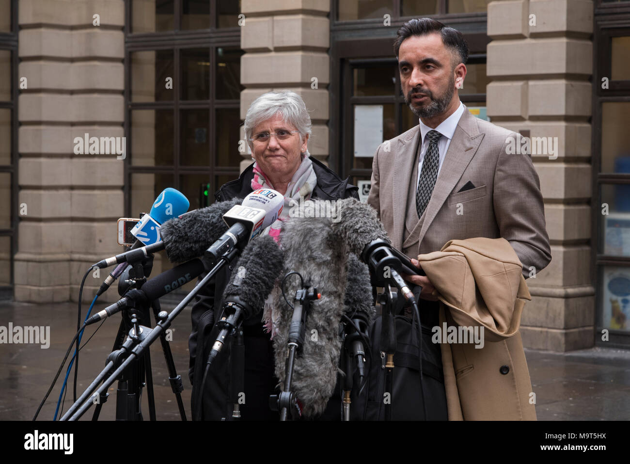 Clara Ponsati, ex-katalanischen Bildungsminister, mit Ihrem Anwalt Aamer Anwar nach auf Kaution in Edinburgh Sheriff Court, 28. März 2018. Stockfoto Clara Ponsati, ex-katalanischen Bildungsminister, mit Ihrem Anwalt Aamer Anwar nach auf Kaution in Edinburgh Sheriff Court, 28. März 2018. Stockfoto