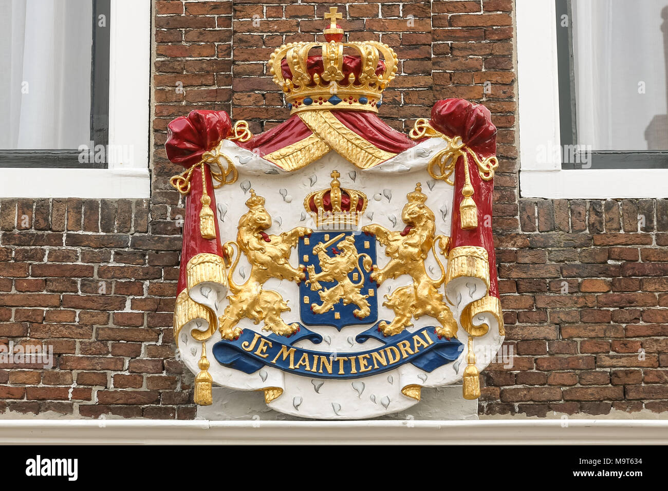 Wappen mit dem Motto Je Maintiendrai (Ich werde Halten) der niederländischen Königsfamilie auf ein altes Gebäude in Sneek, Niederlande. Foto auf M Stockfoto