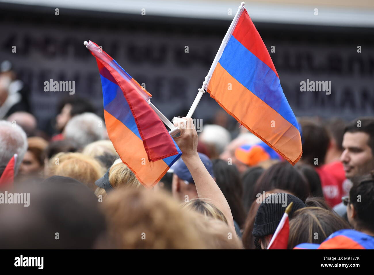 LOS ANGELES - 24. April: armenische Gemeinschaft März. Tausende Menschen demonstrierten in Los Angeles zum Jahrestag des Genozids an den Armeniern 1915 zu markieren. Stockfoto