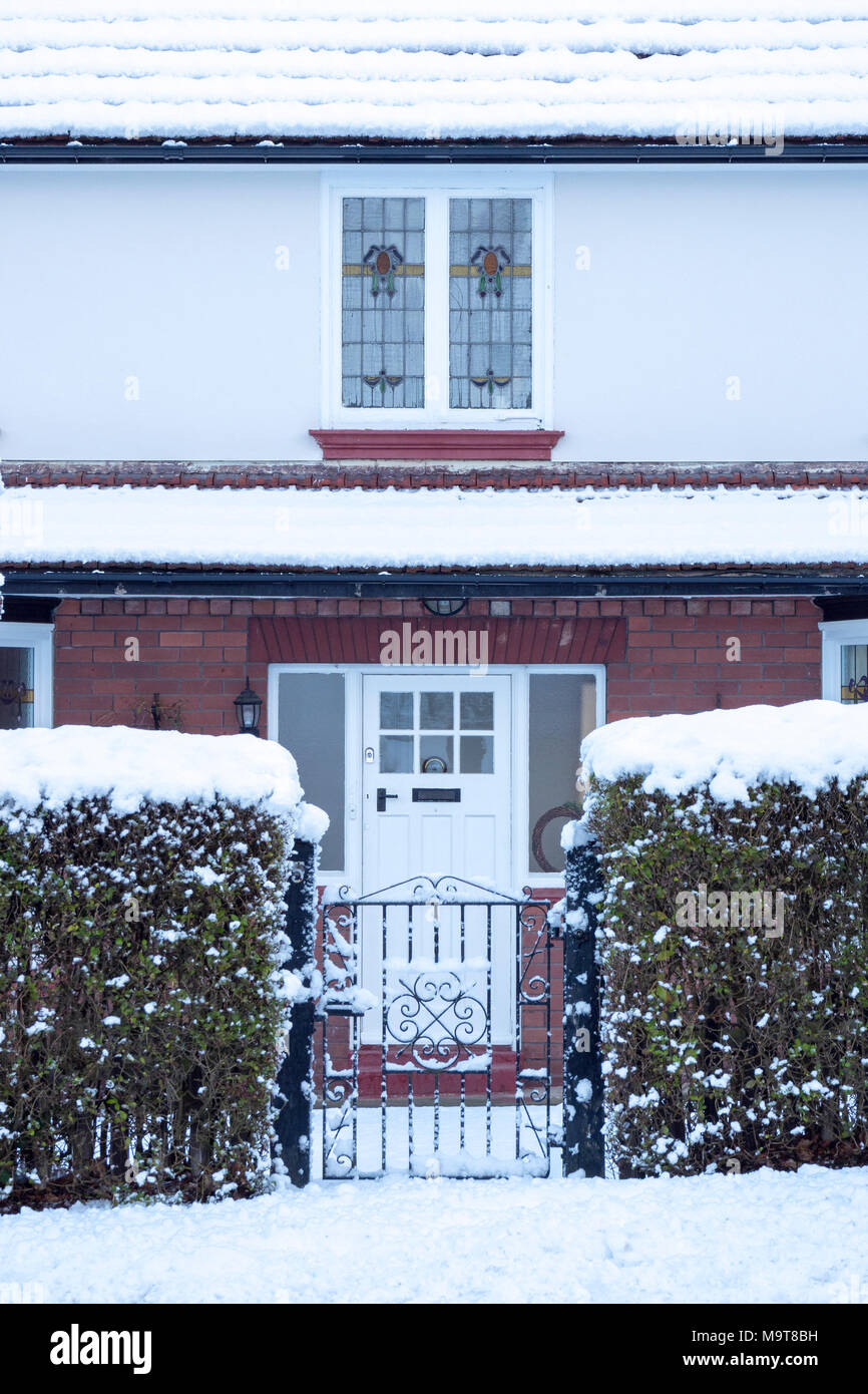 Eingangstür eines 30er Haus im Winter mit Schnee auf dem Boden im Consett, County Durham, UK, Stockfoto