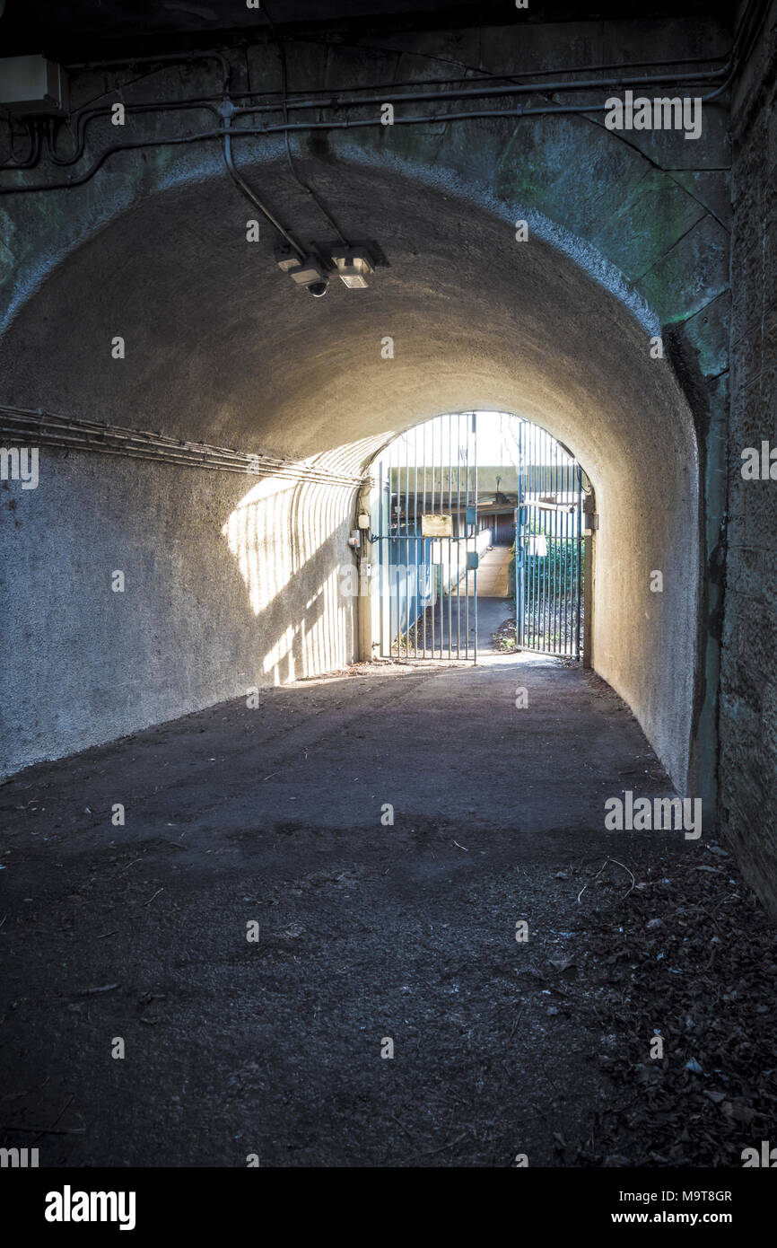 Ein Tunnel führt zu einer eisernen Tor Stockfoto