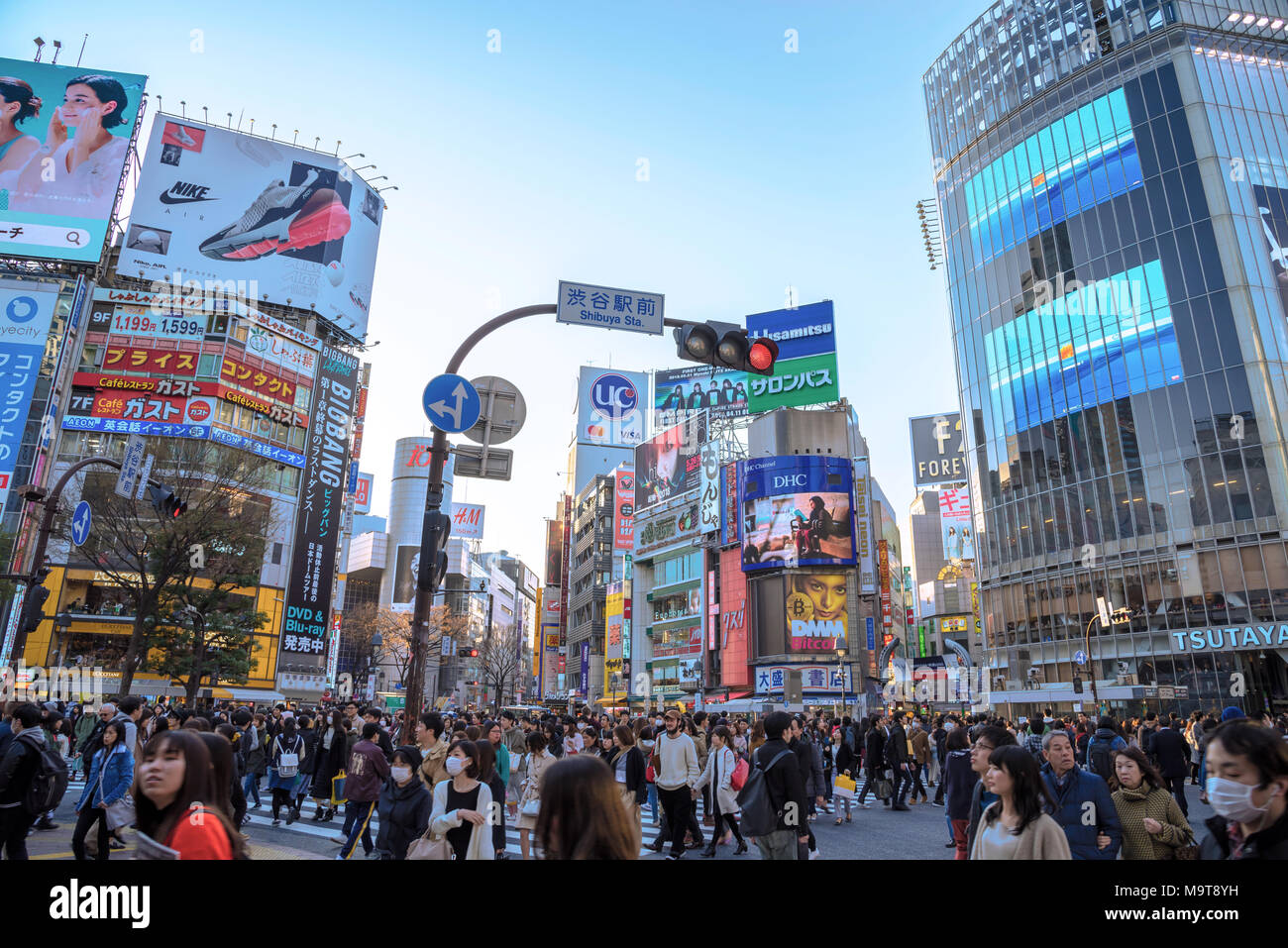 Fußgänger an zebrastreifen Stadtteil Shibuya in Tokio, Japan. Shibuya Crossing ist einer der verkehrsreichsten Fussgängerstreifen in der Welt. Stockfoto