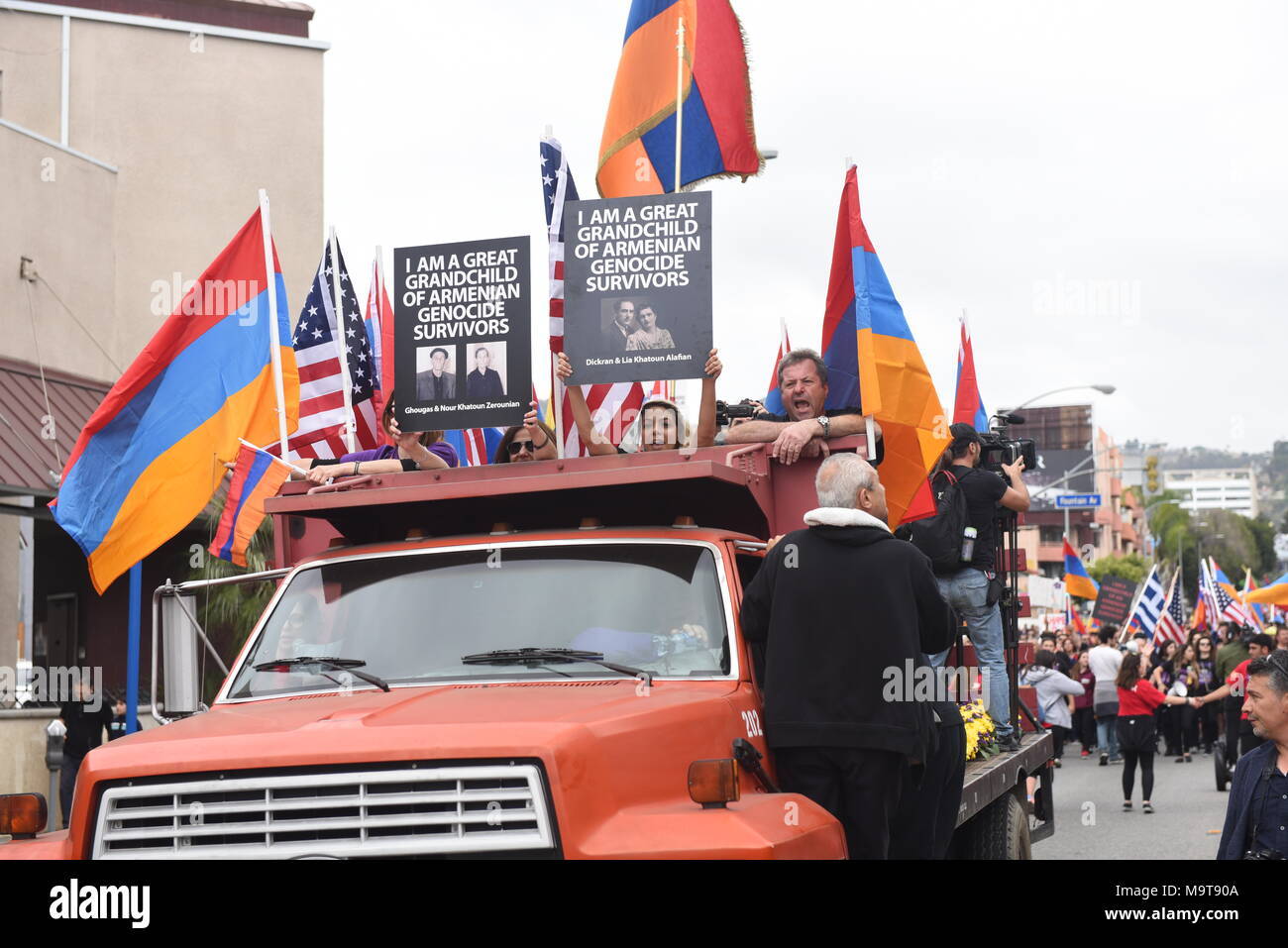 LOS ANGELES - 24. April: armenische Gemeinschaft März. Tausende Menschen demonstrierten in Los Angeles zum Jahrestag des Genozids an den Armeniern 1915 zu markieren. Stockfoto