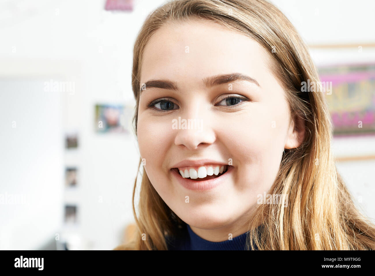 Portrait Of Smiling Teenager-Mädchen zu Hause Stockfoto