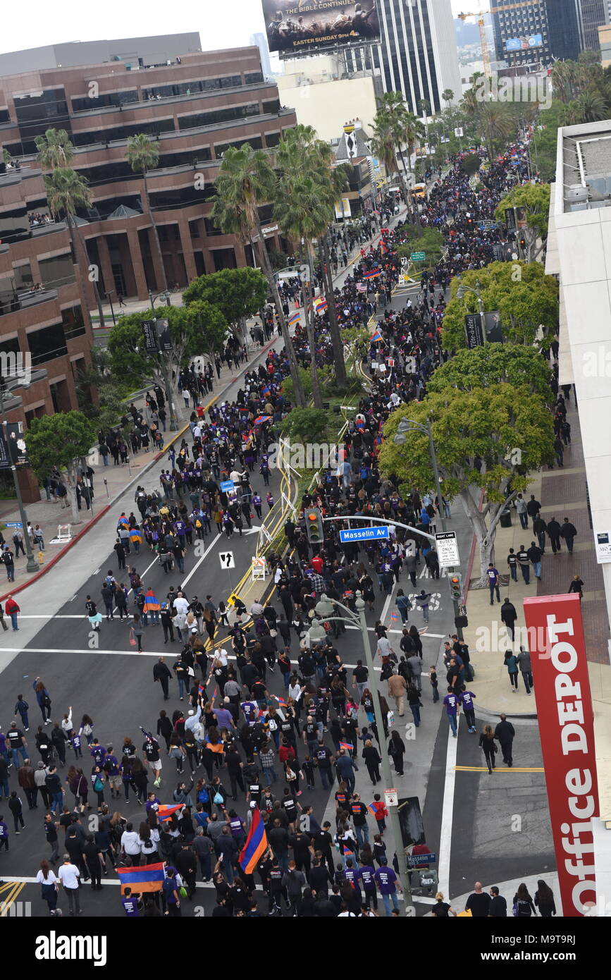 LOS ANGELES - 24. April: armenische Gemeinschaft März. Tausende Menschen demonstrierten in Los Angeles zum Jahrestag des Genozids an den Armeniern 1915 zu markieren. Stockfoto