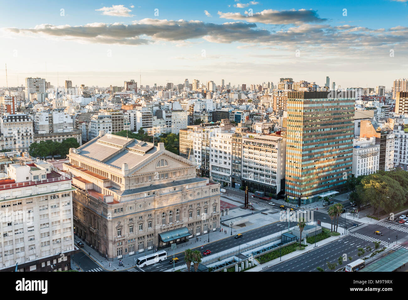 Luftaufnahme auf der Avenida 9 de Julio im Zentrum der Stadt Buenos Aires mit Teatro Colón im Vordergrund, Argentinien Stockfoto