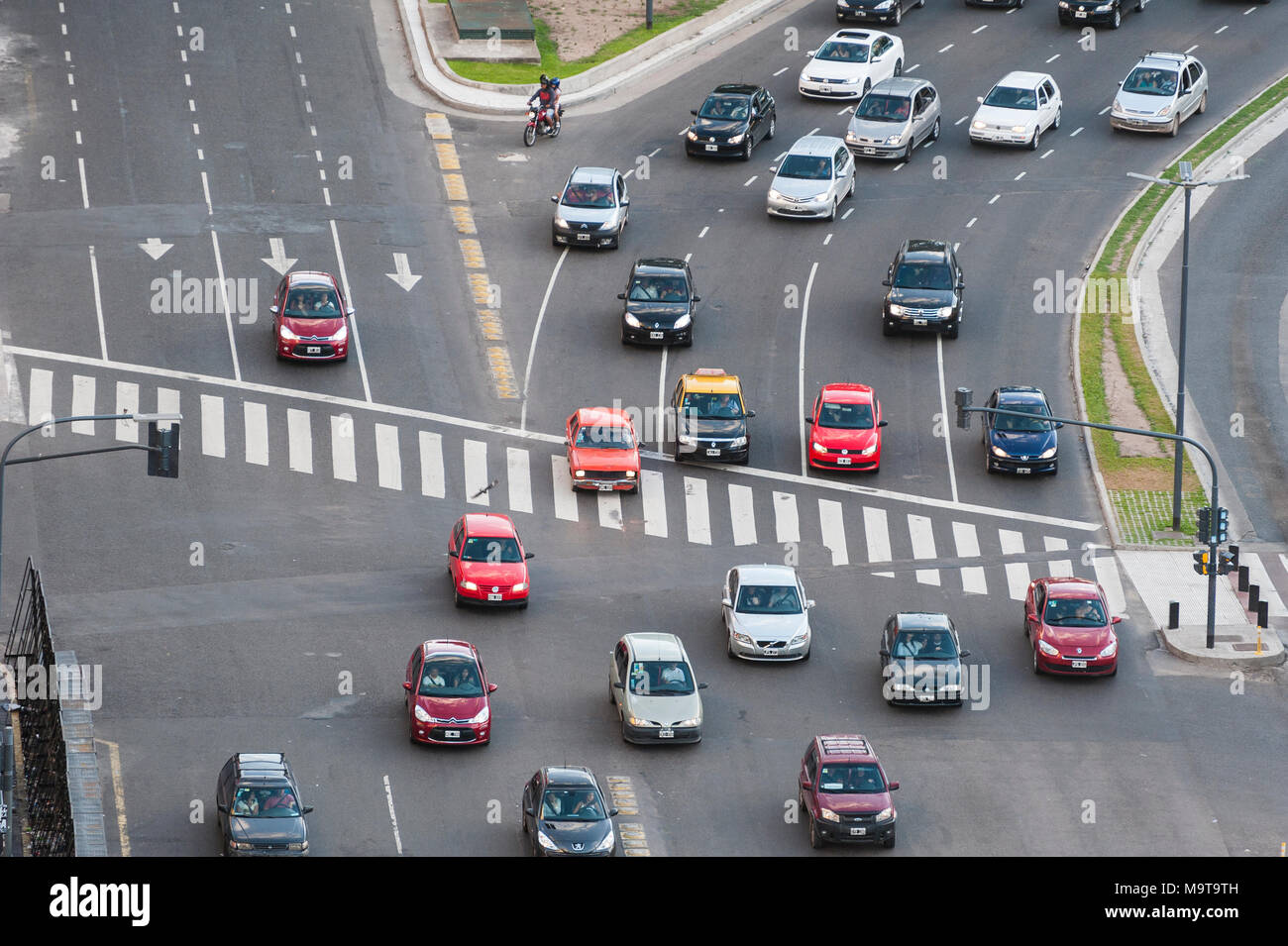 Luftbild vom Verkehr auf der breiten Avenida 9 de Julio im Zentrum der Stadt Buenos Aires, Argentinien Stockfoto