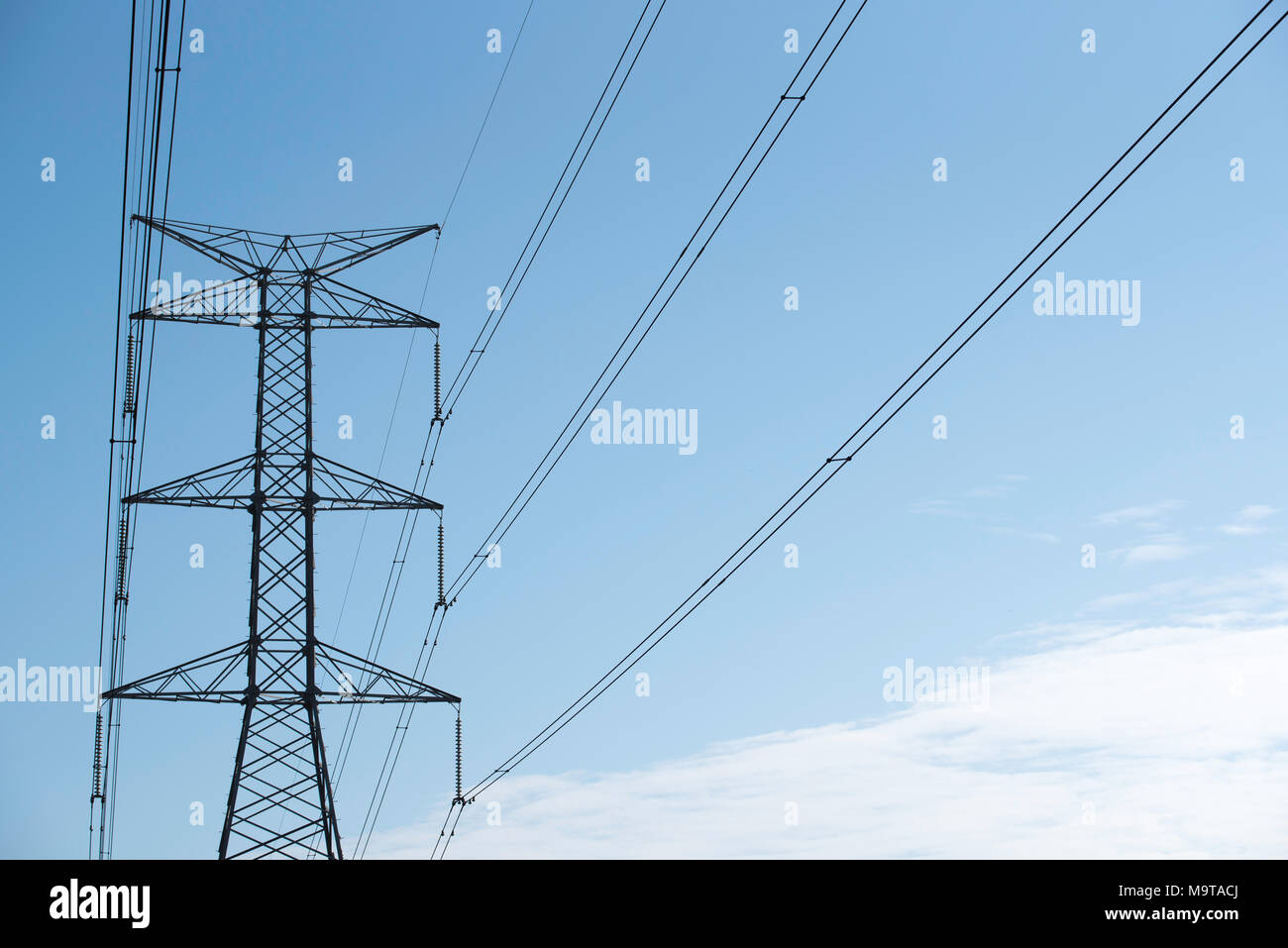 Hohe Spannung und Hochspannung Strommasten und Leitungen in NSW, Australien Stockfoto
