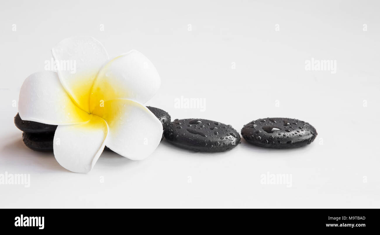 Spa noch Leben mit Frangipani Blume und Massage Steine isoliert auf weißem Stockfoto