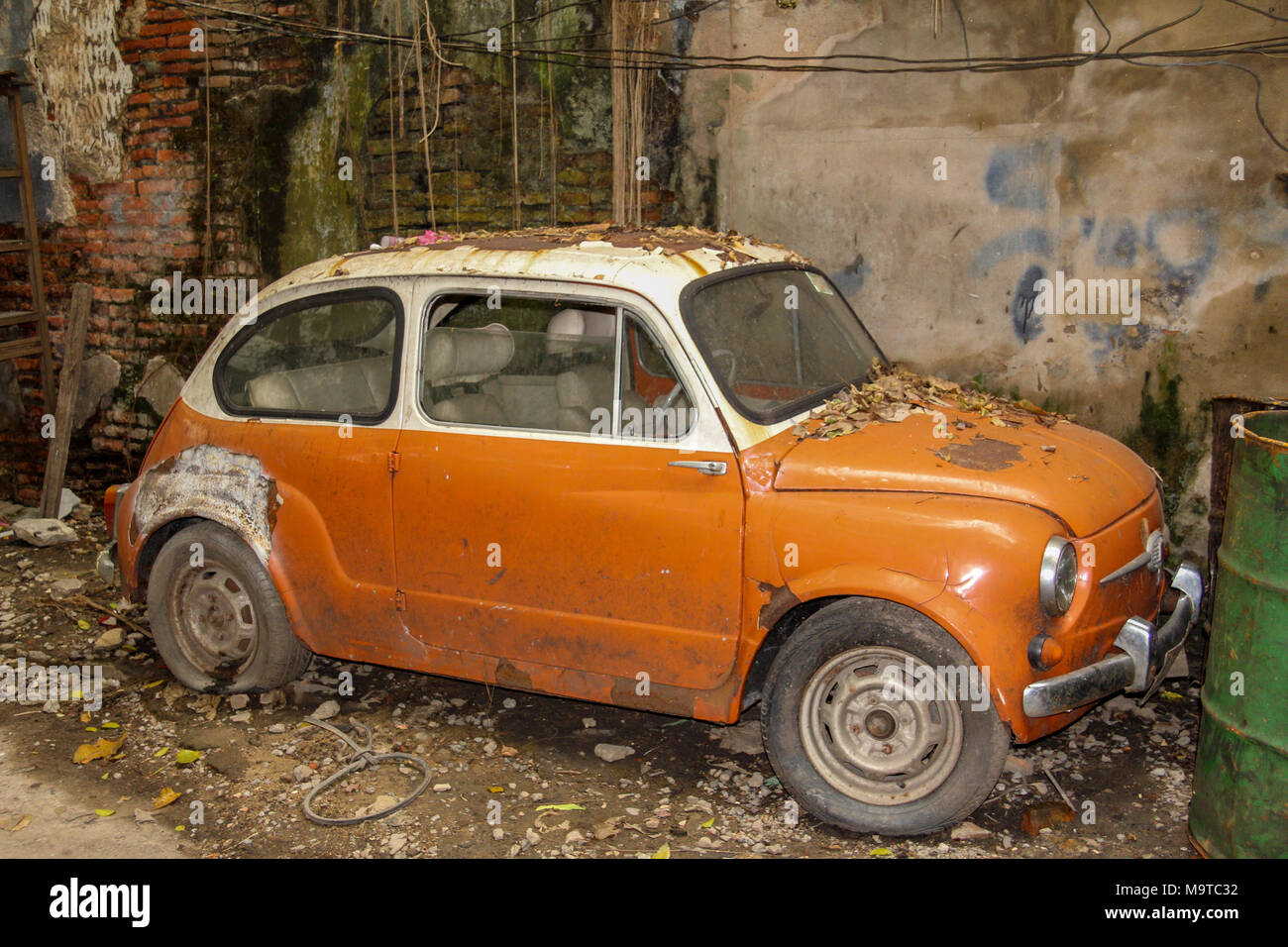 Alten Fiat 500 in den orangen und weißen Farben auf den Straßen von Bangkok in Thailand. Stockfoto