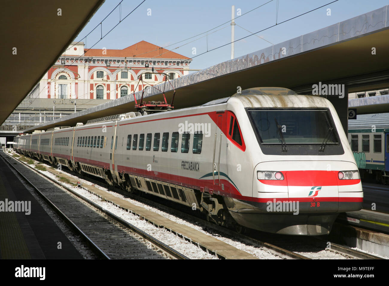 Italienische Bahn ETR 460 Frecciabianca pendolino (Kippen) High speed am Bahnhof Torino Porta Nuova Bahnhof warten. Stockfoto