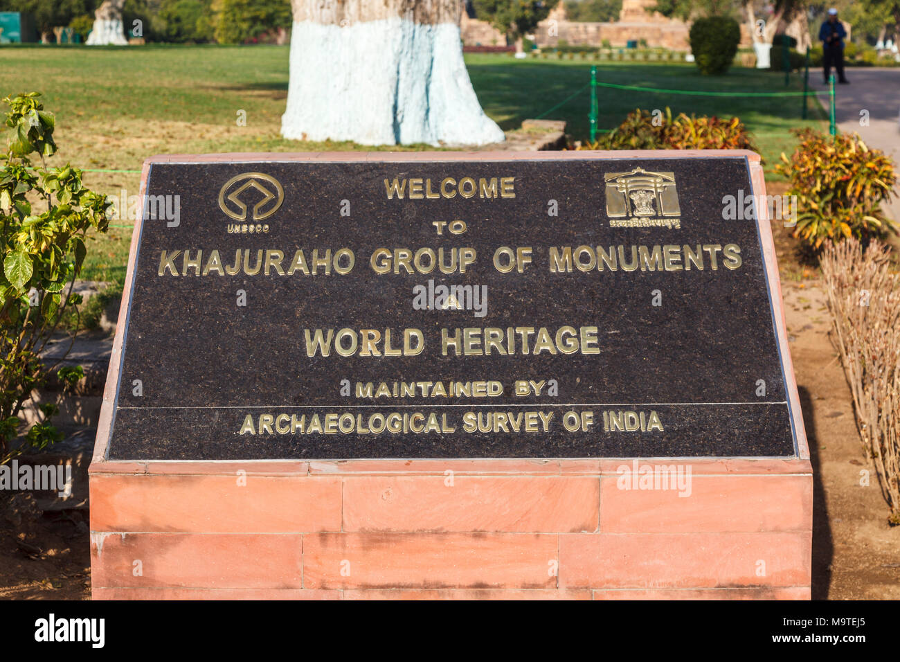 Eingangsschild durch die Archäologische übersicht Indien: "Willkommen in Khajuraho Gruppe von Denkmälern', Khajuraho, Madhya Pradesh, Indien Stockfoto