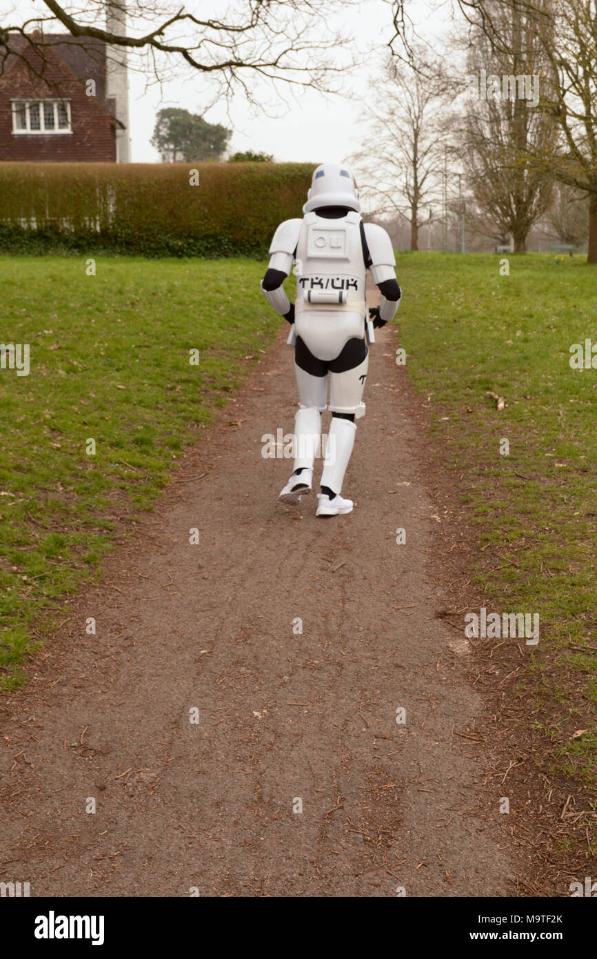 Dave Roper ein ehemaliger Soldat, der den London Marathon läuft für Nächstenliebe. Für die 2018 Rennen, das er läuft wie ein Star Wars Stormtrooper. Stockfoto