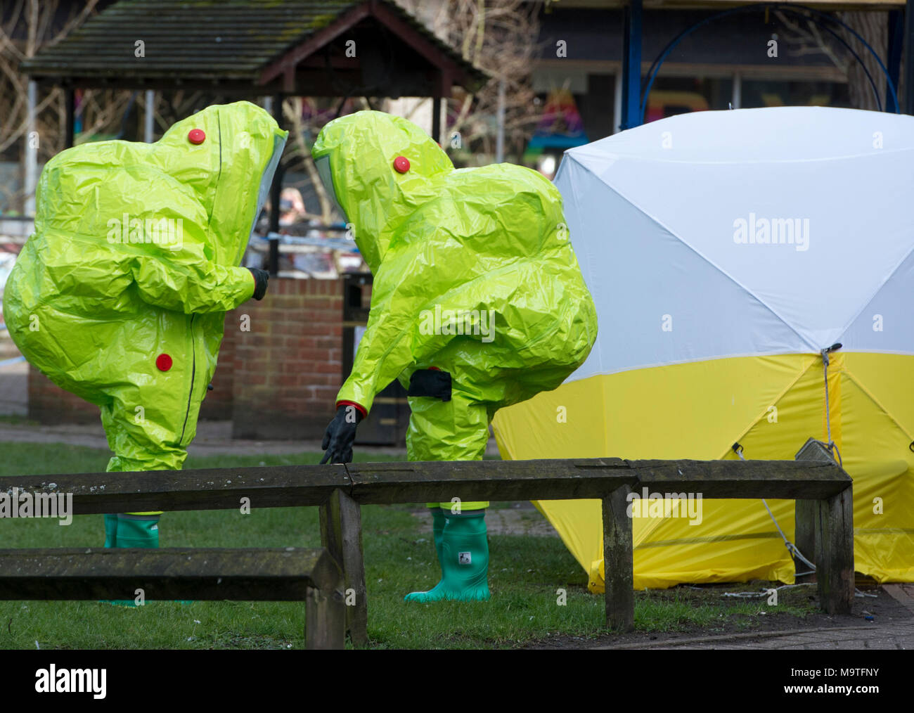 Feuerwehrführungskräfte in gefährliche Chemikalien Anzüge suche einen Bereich in Salisbury, England nach einem giftigen chemischen Angriffen auf ehemaligen sowjetischen Spion Sergie Skripal und seine Tochter Julia. Stockfoto