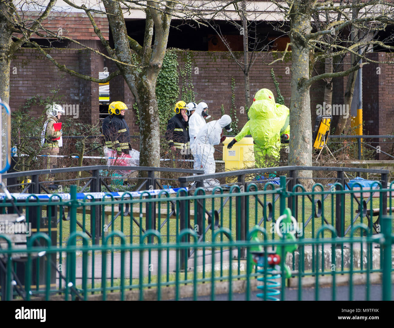 Feuerwehrführungskräfte in gefährliche Chemikalien Anzüge suche einen Bereich in Salisbury, England nach einem giftigen chemischen Angriffen auf ehemaligen sowjetischen Spion Sergie Skripal und seine Tochter Julia. Stockfoto