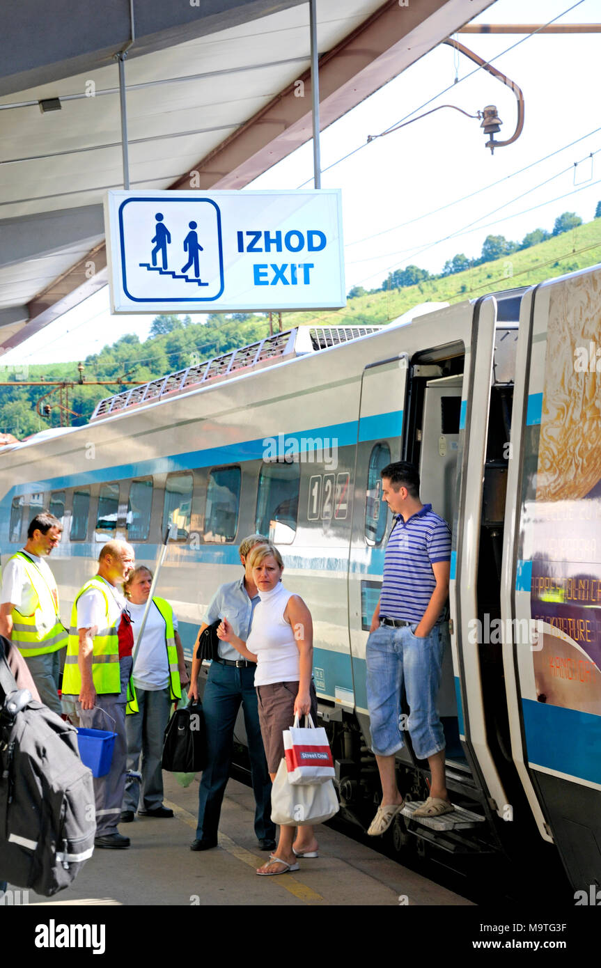 Stajerska Maribor, Slowenien. Zug an der Plattform im Hauptbahnhof Stockfoto