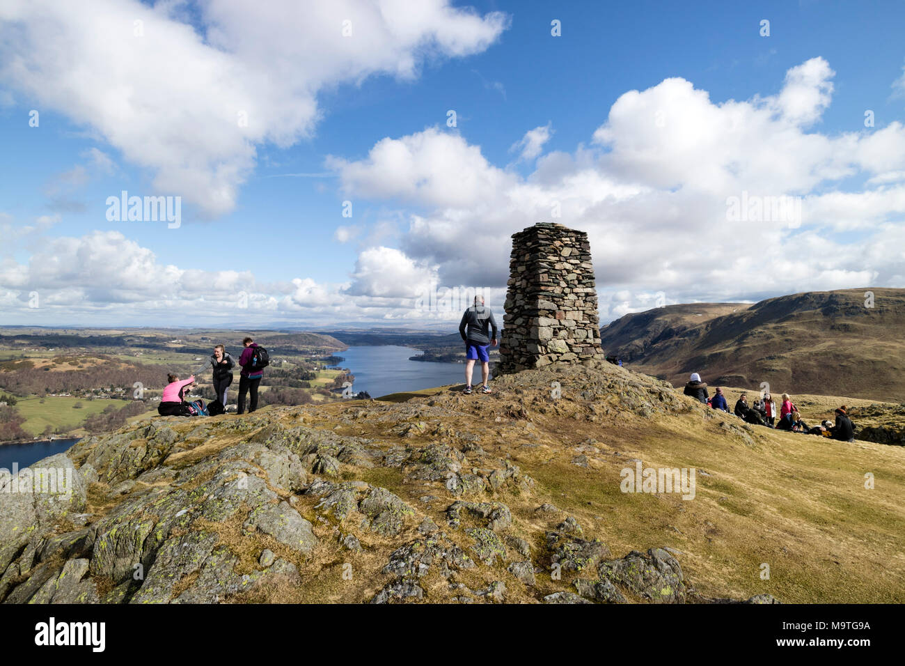 Wanderer auf dem Gipfel des Hallin fiel, mit dem Blick nach Norden Osten entlang Ullswater, Lake District, Cumbria, UK. Stockfoto