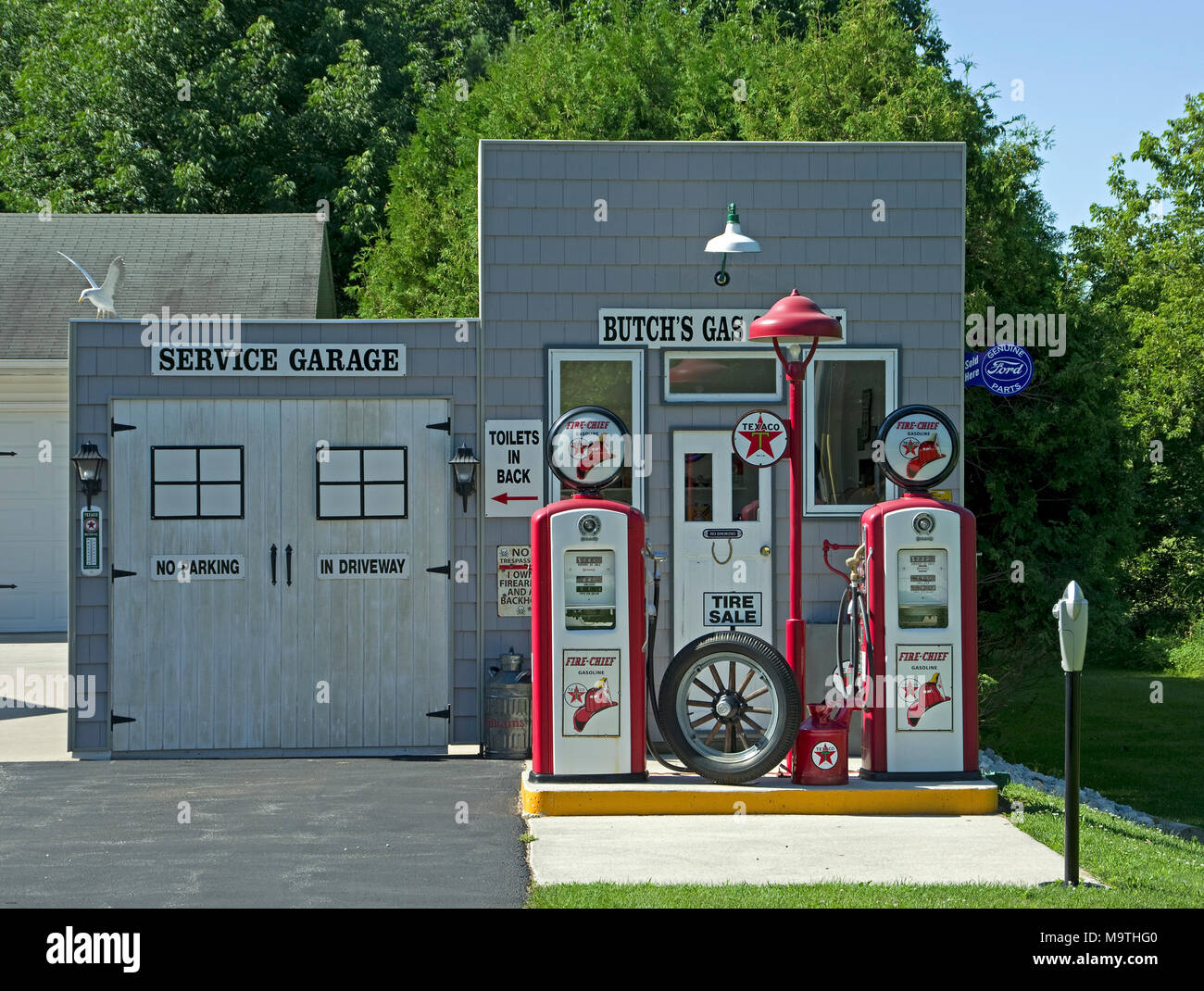 Collecters Straßenrand Anzeige der antiken Tankstelle Ausrüstung, Texaco Gaspumpen, Parkuhr, Werkstatt, Zeichen Stockfoto