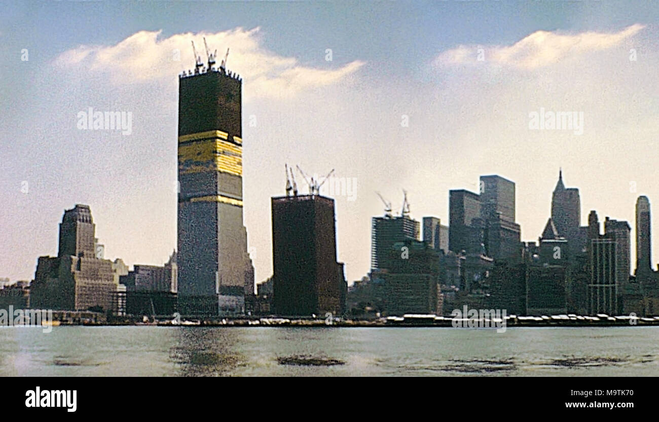 New York vintage Bild auf 1970 über die Baustelle der Twin Towers im Bau am 70. New York Skyline von New Jersey Seite mit World Trade Center und Lower Manhattan. Stockfoto