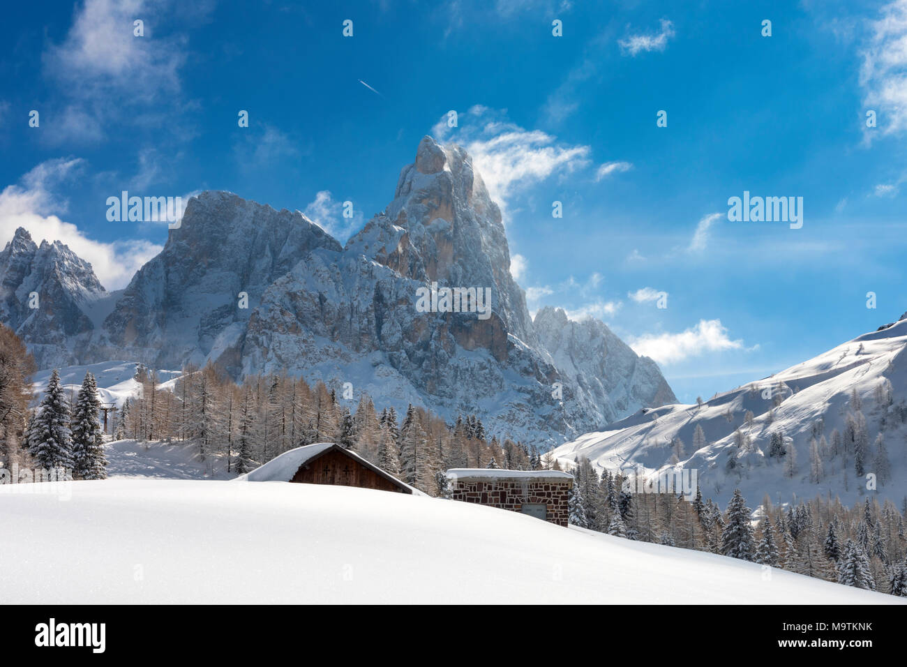 Pale di San Martino Berge, Blick auf den Passo Rolle, San Martino di Castrozza Dorf, Trient, Trentino Alto Adige, Italien Stockfoto