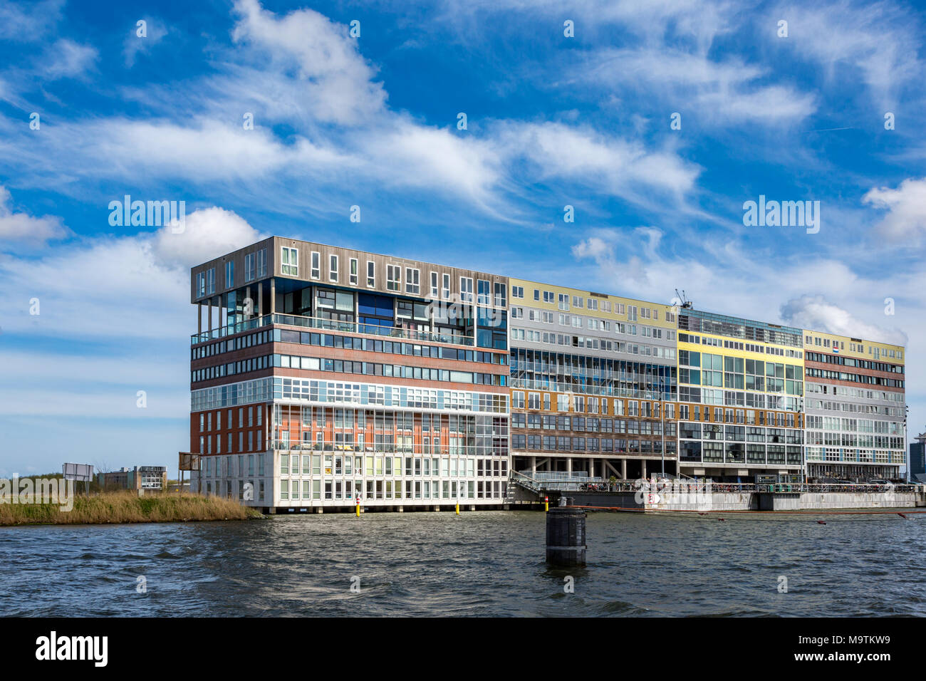 Einzigartiges modernes Design Apartment Gebäude auf der Wasserseite 't IJ in Amsterdam in den Niederlanden. Stockfoto