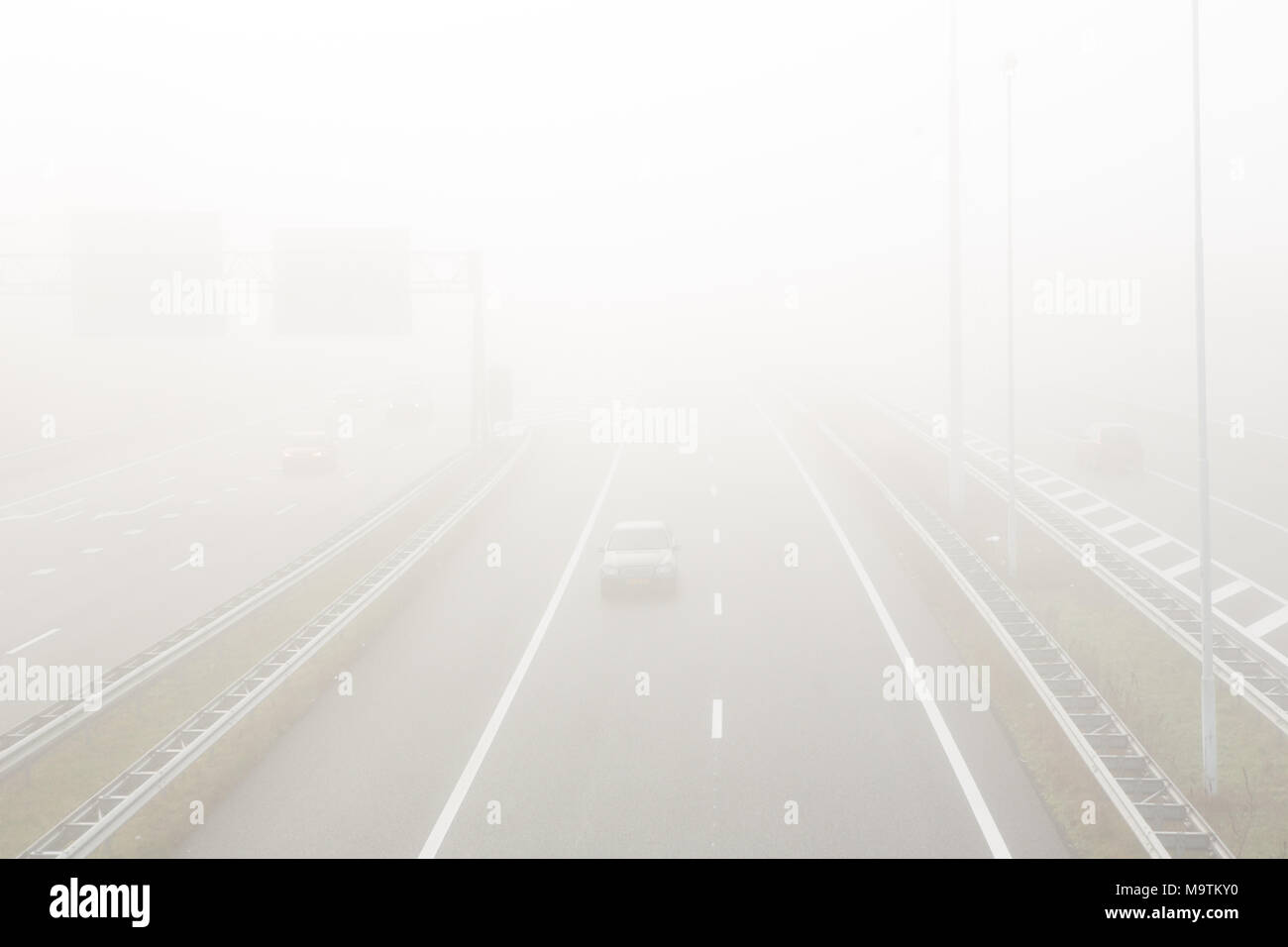Nebel auf der Autobahn A 2 in Amsterdam Stockfoto