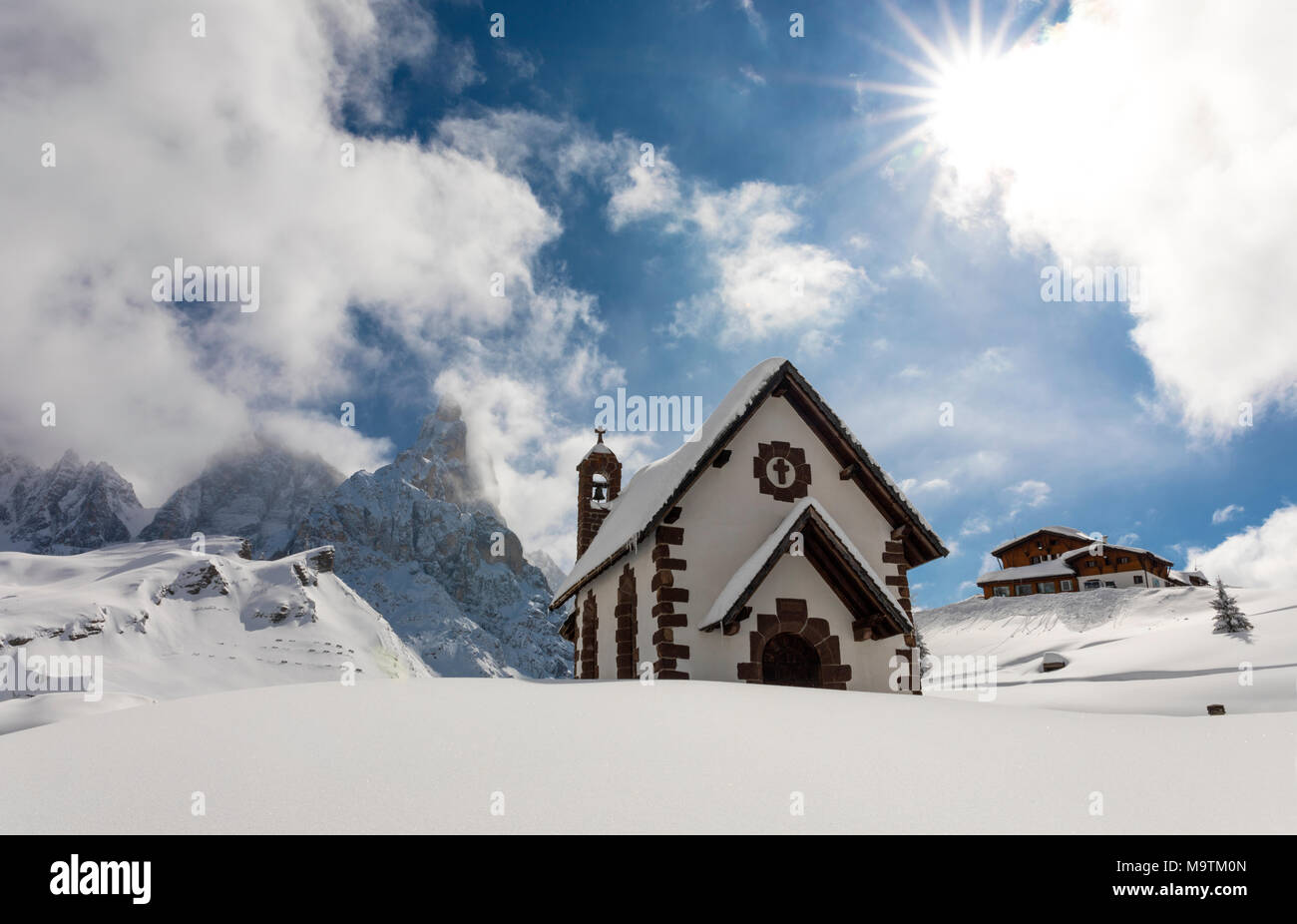 Pale di San Martino Berge, Blick auf den Passo Rolle, San Martino di Castrozza Dorf, Trient, Trentino Alto Adige, Italien Stockfoto