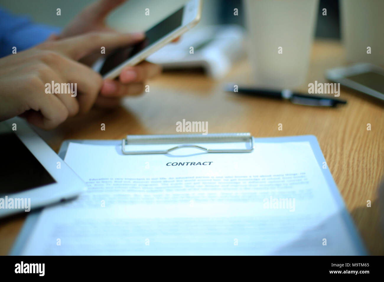 Nahaufnahme, Geschäftsmann unterzeichnen Vertrag machen einen Deal, classic Business. Stockfoto