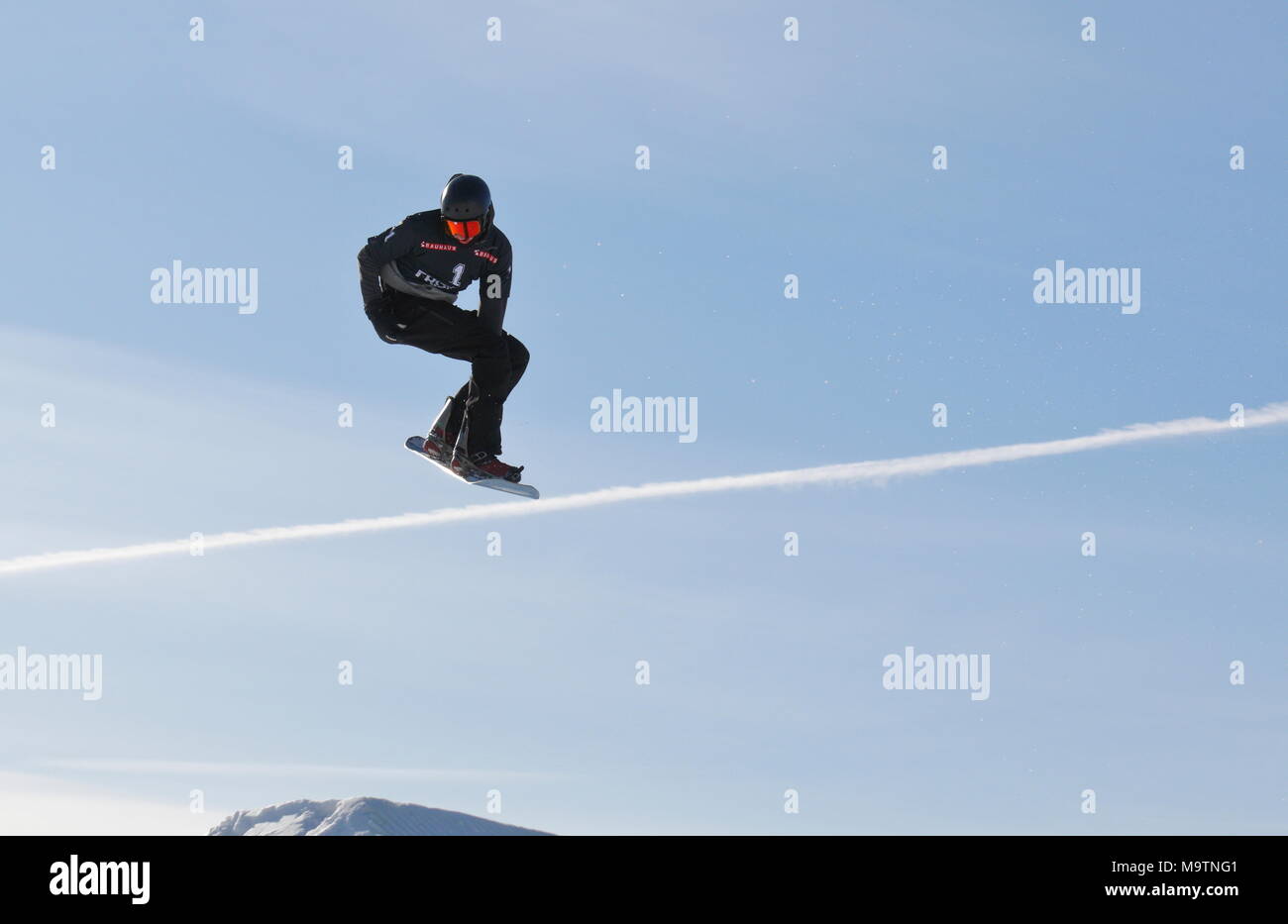 Freestyle Snowboarder in Aktion gegen einen klaren blauen Himmel bei der SM Skellefteå Wettbewerb, Skellefteå, 2018 Stockfoto