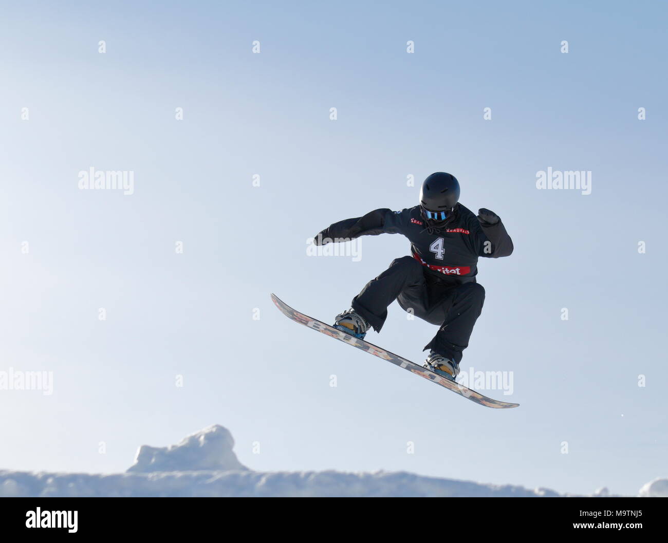 Freestyle Snowboarder in Aktion gegen einen klaren blauen Himmel bei der SM Skellefteå Wettbewerb, Skellefteå, 2018 Stockfoto