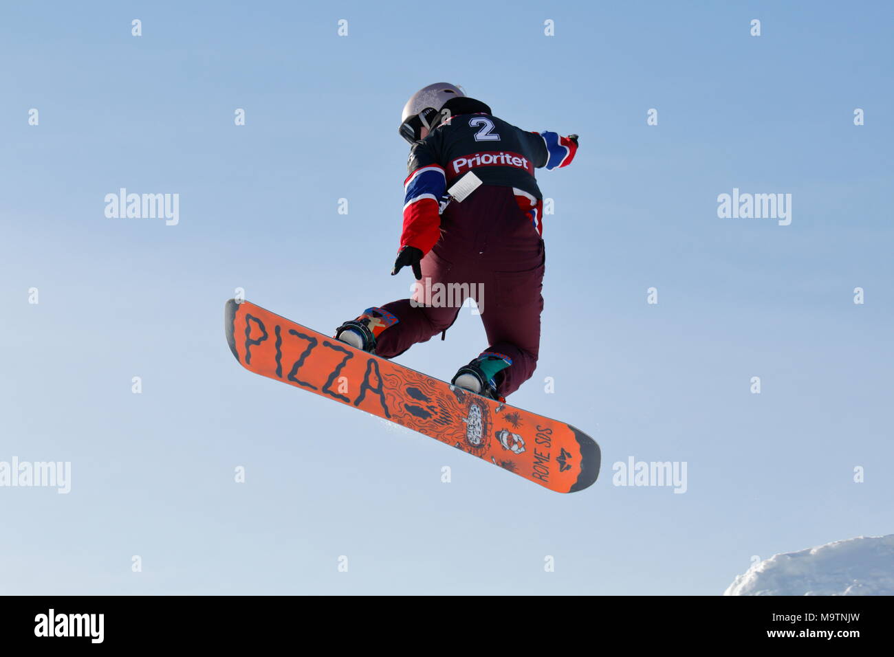 Freestyle Snowboarder in Aktion gegen einen klaren blauen Himmel bei der SM Skellefteå Wettbewerb, Skellefteå, 2018 Stockfoto