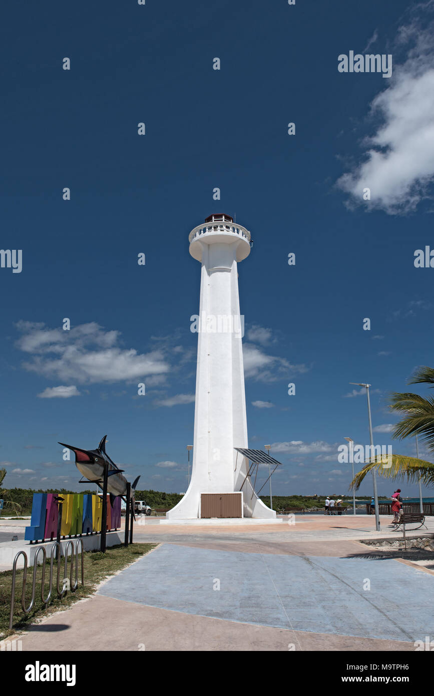 Leuchtturm mit Schriftzug von tourist resort Mahahual mit Marlin fischen, Mexiko Stockfoto