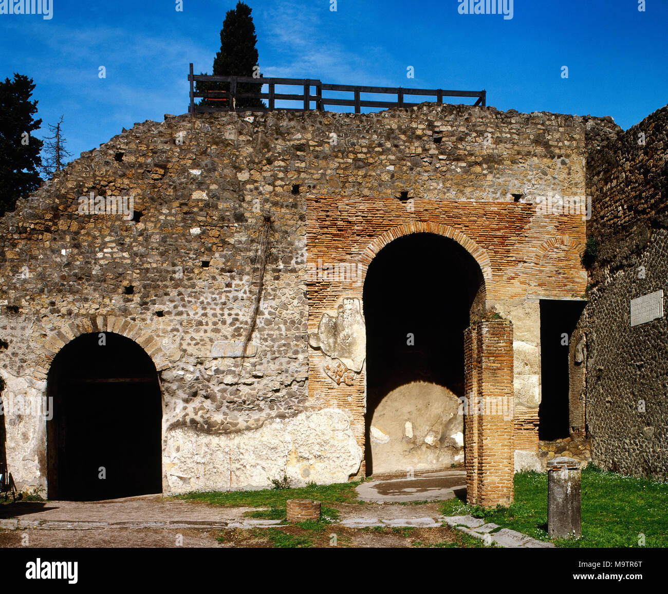 Pompeji. Alte römische Stadt. Großes Theater, 2. vorchristlichen Jahrhundert. Eingang des enclousure. Kampanien, Italien. Stockfoto