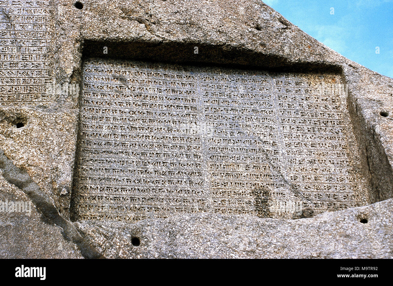 Achämenidischen Reiches. Ganjnameh. Antike Inschrift carved in Granit in 3 Sprachen: Alte persische, Neubabylonischen und Neo-Elamite, geschrieben im Auftrag der Herrscher Darius der Große (521-485 v. Chr.) und Xerxes der Große (485-65 v. Chr.). Keilschrift Alphabete. In der Nähe von Hamadan, Islamische Republik Iran. Stockfoto