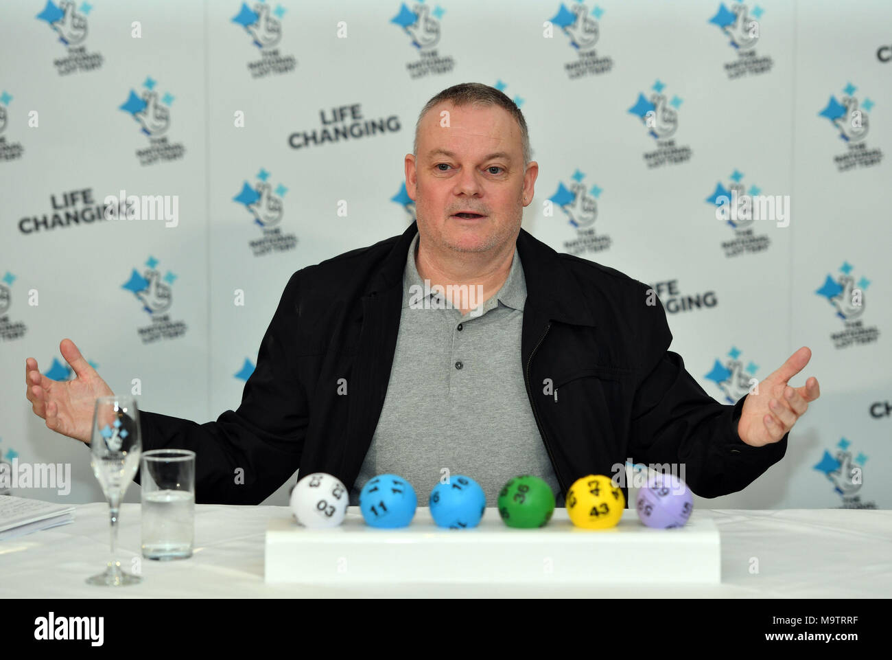 Vater von drei und lebenslang Leyton Orient Fan aus Wickford, Paul Lange, feiert nach seinem Lucky Dip-Ticket alle sechs Nummern abgeglichen, um die &pound Schaufel; 9,339,858 Lotto Jackpot am Samstag, dem 24. März, am Orsett Hall Hotel, in Orsett, Essex. Stockfoto