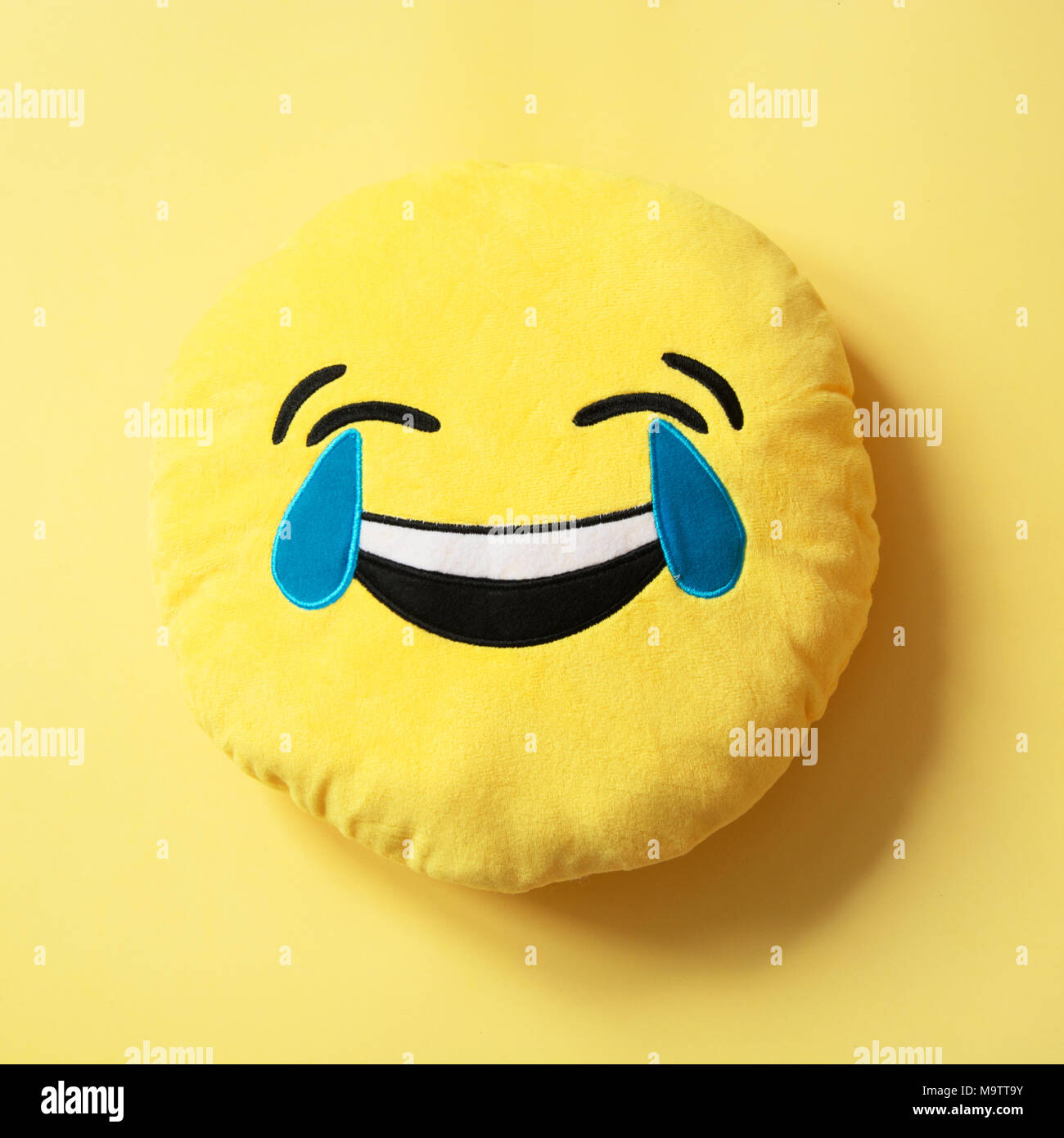 Emoji als weiche gelbe Kissen. Close Up. Muster Stockfoto