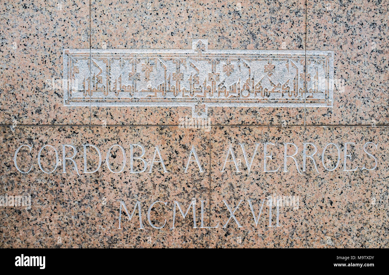 Córdoba, Spanien - Dez 31, 2017: Podest Inschrift über rosa Marmor mit dem Philosophen Averroes Statue, Wände, Spanien Stockfoto