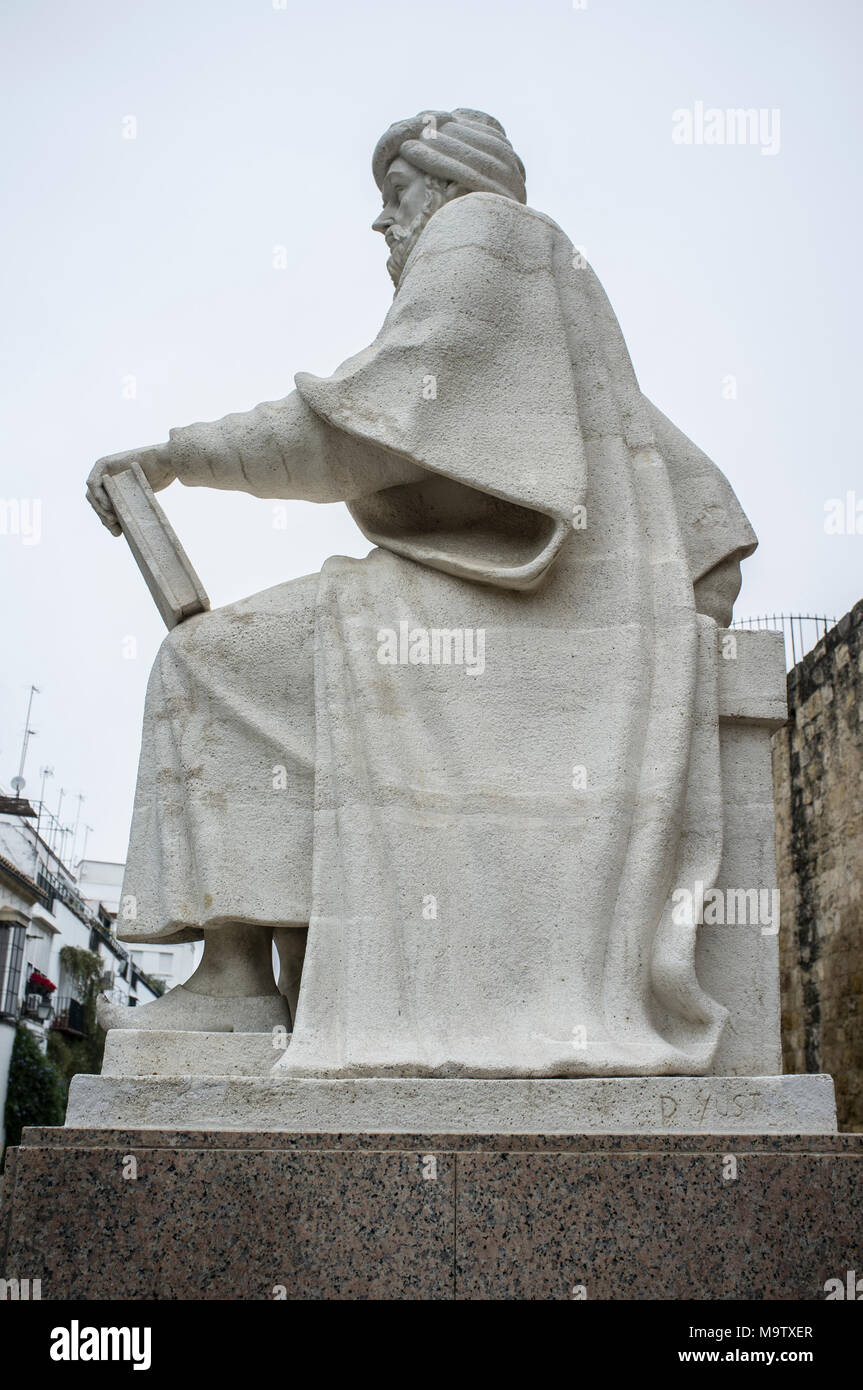 Cordoba, Spanien - Dez 31, 2017: Philosoph Averroes Statue von Pablo Yusti 1967 gemacht. Córdoba, Spanien. Seitenansicht Stockfoto