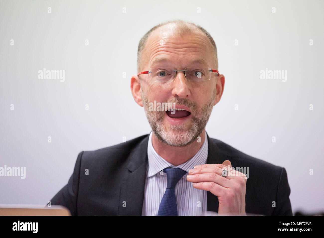 Nick Armstrong, junior Rat für zwei Opfer des schwarzen Kappe Vergewaltiger John worboys spricht auf einer Pressekonferenz in London heute Morgen in Bezug auf die Richter die Gewährung einer Beschwerde gegen die Freisetzung von John worboys. Stockfoto
