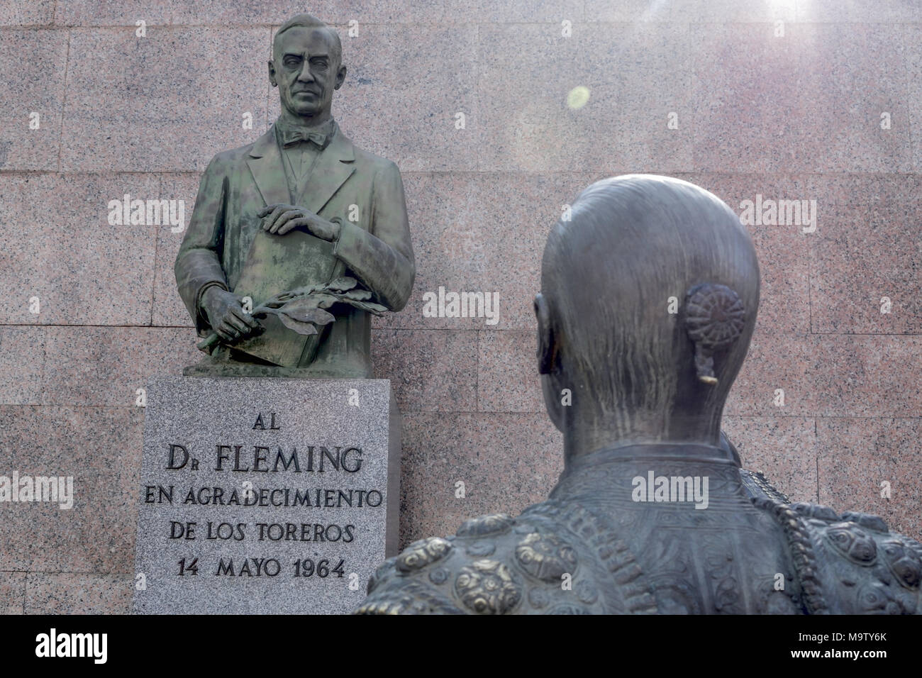 Skulptur eines Matador Respekt zu Alexander Fleming für seine Entdeckung des Penicillins und die Auswirkungen auf das Überleben hatte für Stierkämpfer Stockfoto