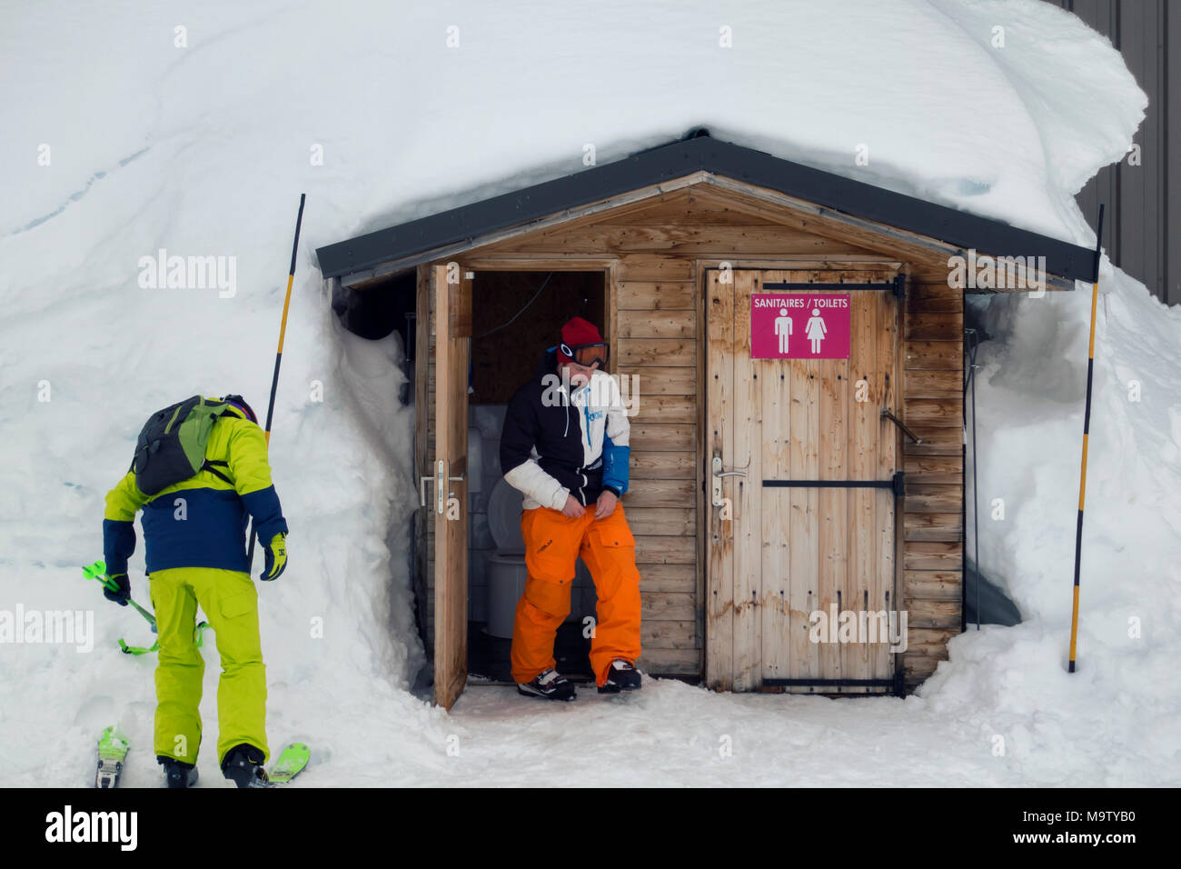 LA ROSIERE, Frankreich - 9. MÄRZ 2018: Skifahrer mit WC auf der Piste, die italienische und die Französische Alpen bieten in 2018 hervorragende Pistenverhältnisse für die Stockfoto