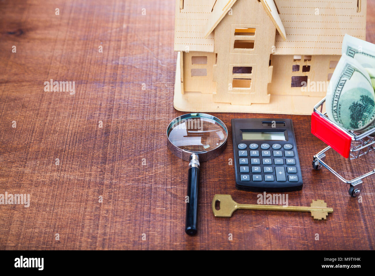 Geld In Einem Shop Trolley Rechner Lupe Schlussel Und Ein Haus
