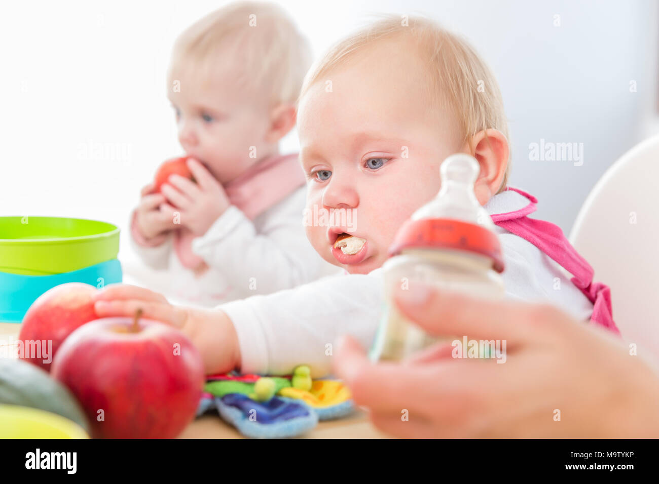 Cute Baby Mädchen gesund essen feste Nahrung in eine moderne Kindertagesstätte Stockfoto