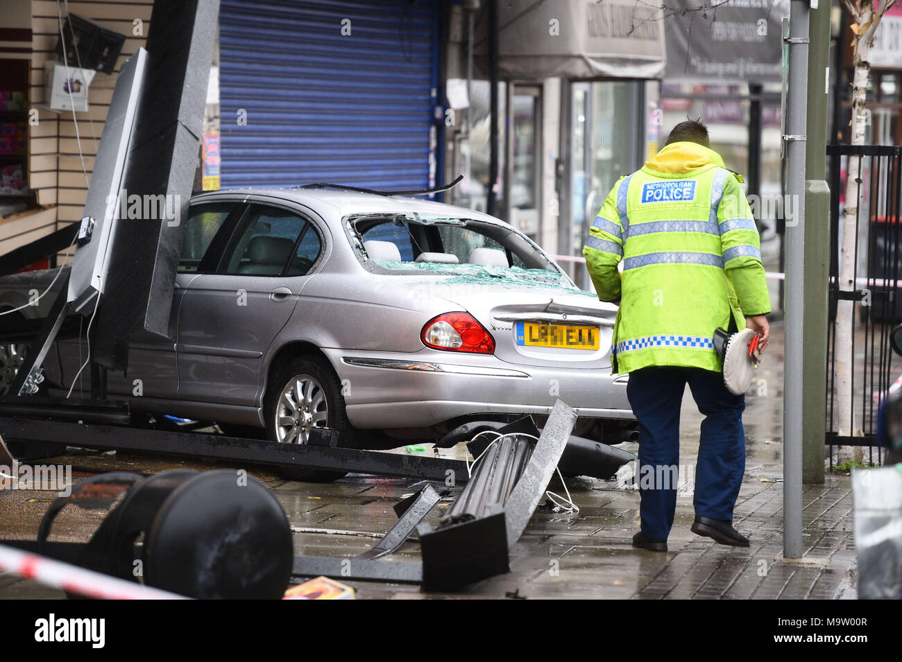 Editoren NORE: NUMMERNSCHILD PIXELATED DURCH PA BILD SCHREIBTISCH die Szene in Golders Green im Norden Londons, wo ein Auto in eine Apotheke abgestürzt. Stockfoto