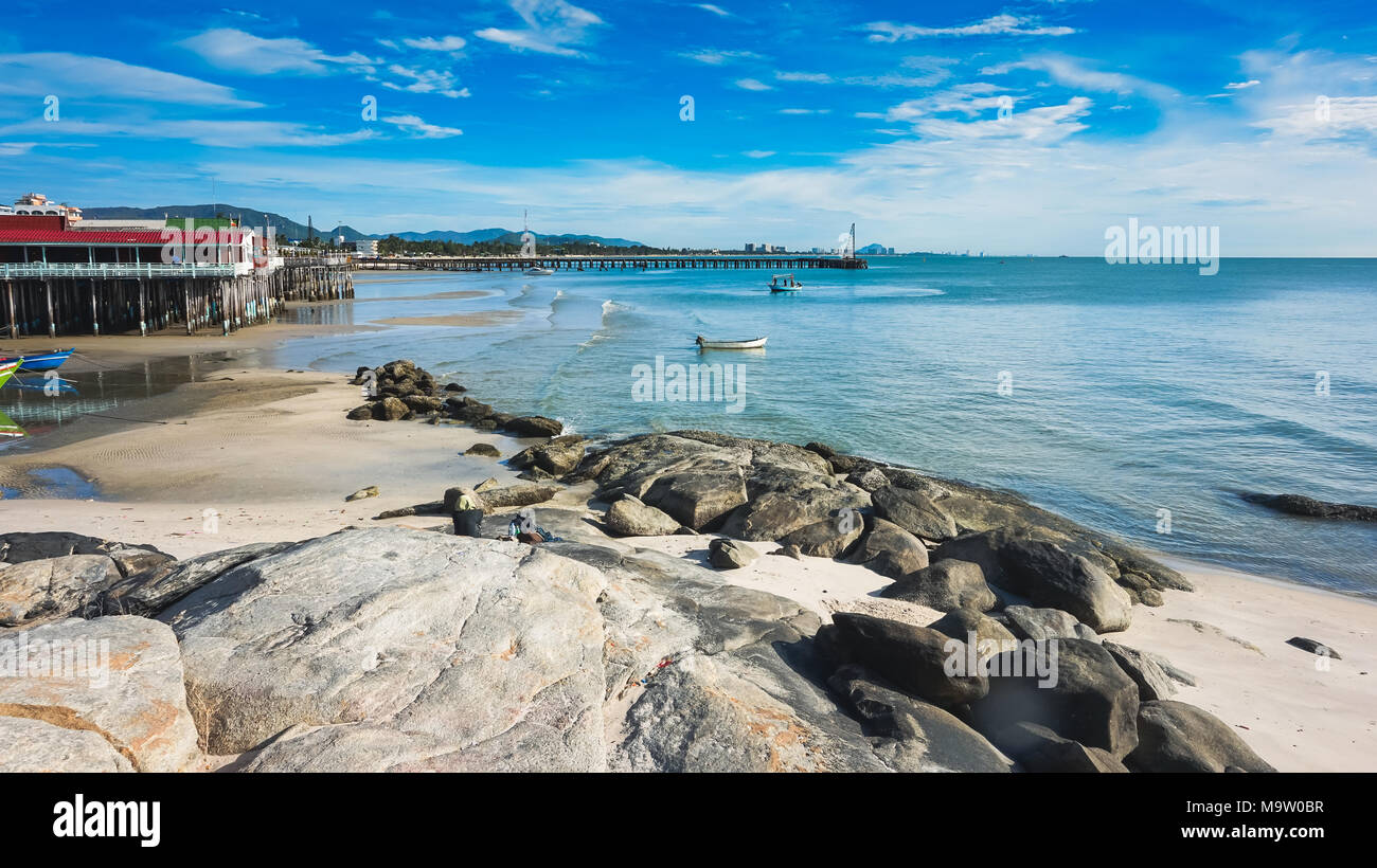 Tropischer Strand mit klarem Wasser und blauer Himmel Stockfoto