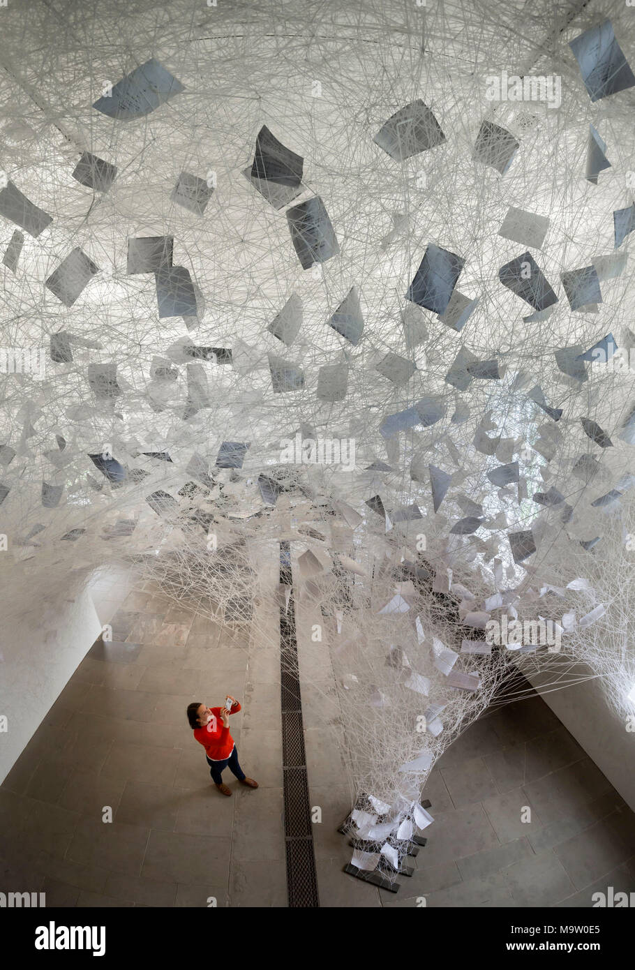 Lydia Turnbull Ansichten eine neue große Anlage jenseits der Zeit von der Künstlerin Chiharu Shiota betitelt, mit 2.000 Kugeln aus weißer Wolle die Arbeit füllt eine Kapelle aus dem 18. Jahrhundert an der Yorkshire Sculpture Park. Stockfoto