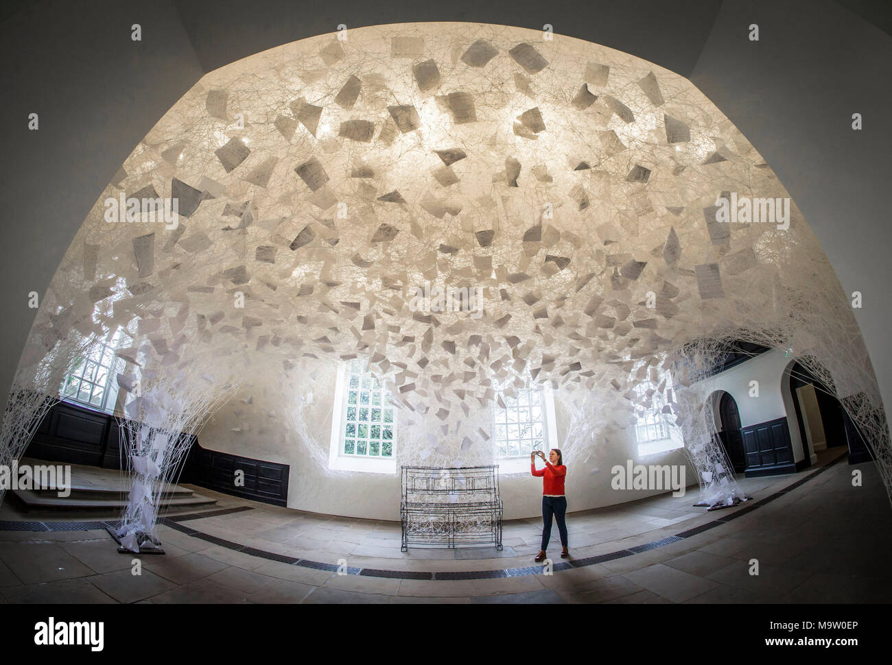 Lydia Turnbull Ansichten eine neue große Anlage jenseits der Zeit von der Künstlerin Chiharu Shiota betitelt, mit 2.000 Kugeln aus weißer Wolle die Arbeit füllt eine Kapelle aus dem 18. Jahrhundert an der Yorkshire Sculpture Park. Stockfoto