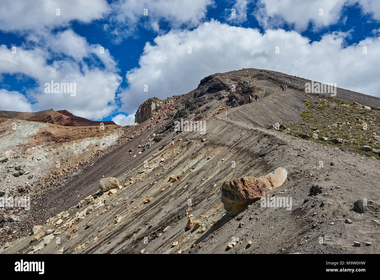 Blick entlang der Spur des Tongariro Alpine Crossing, Neuseeland Stockfoto