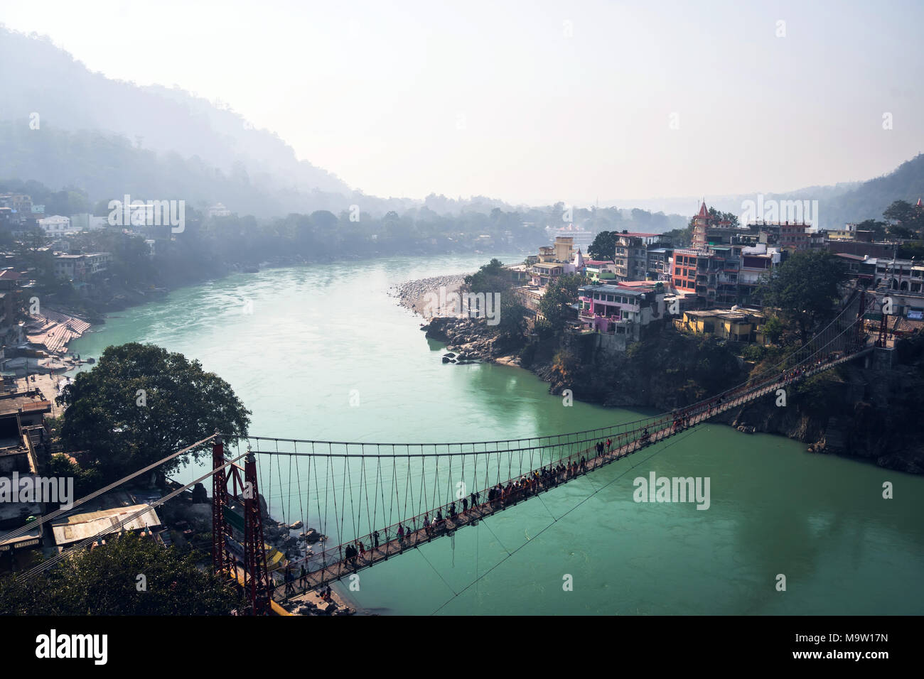 Ram Jhula ist eine eiserne Hängebrücke in Rishikesh, Uttarakhand, Indien. Stockfoto