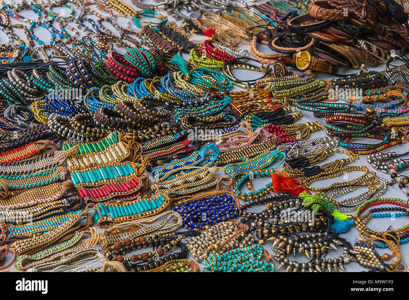 Bunte indische Armreifen. Armbänder in verschiedenen Farben und Formen für den Verkauf auf der Straße Zähler Stockfoto